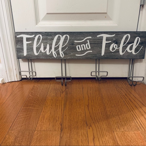 Wooden ‘Fluff & Fold’ Farmhouse 4 Hook Decorative Wall Hanger NWT - Picture 6 of 14